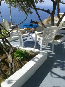 Floras Rooms and Studios Anafi-Island Greece