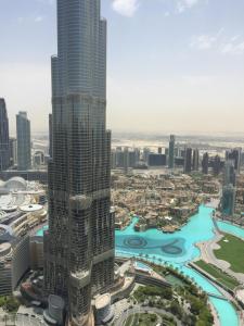 Fantastay- Burj Vista 03 BR plus Maids Apartment - Dubai