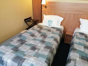 Hotels Kyriad Angers Sud Ponts-De-Ce : Chambre Triple avec 2 Lits Simples et 1 Lit Junior