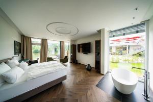 Junior Suite with Lake View room in MotelplusHotel BiggeSeeFront