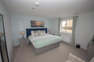Double or Twin Room with Side Sea View room in Seaclusion Luxury Guest Accommadation