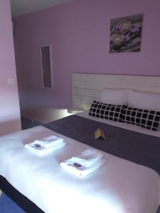 Hotels Hotel La Couronne : photos des chambres