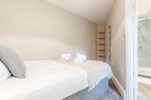 Modern apartment within short walk of The Castle, High Street and Long Walk - FREE PARKING