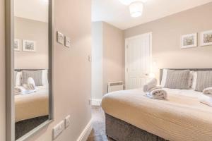 Modern apartment within short walk of The Castle, High Street and Long Walk - FREE PARKING