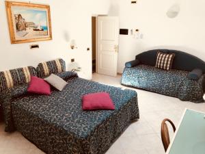 Inner Triple Room room in Hotel Bougainville