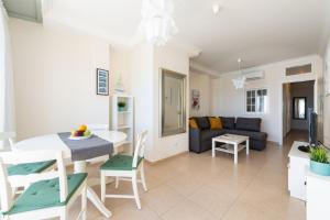 Front line with nice terrace By CanariasGetaway