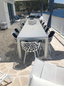 Villa Beline direct aan zee, verwarmd zwembad en sauna