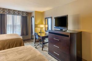 Queen Suite with Two Queen Beds - Non-Smoking room in Quality Suites Sherman