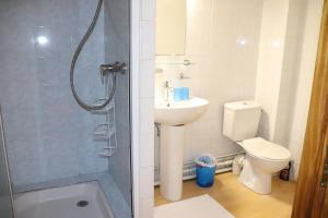 B&B / Chambres d'hotes Domaine Saint-Louis : Chambre Quadruple avec Douche