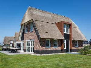 Three-Bedroom Villa room in Beautiful thatched villa with a terrace at the Tjeukemeer