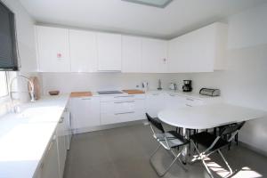 Modern Apartment in Luxurious Condominium