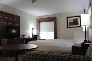 King Room with Spa Bath room in Best Western Plus Kansas City Airport - KCI East