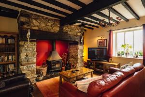 Mid-Wales Farmhouse, swimming pool, tranquil countryside views, sleeps 14