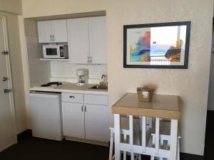 Studio with Kitchen - Oceanfront room in Daytona Beach Hawaiian Inn