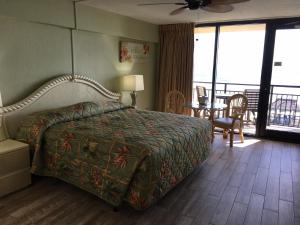 King Studio with Kitchen -Oceanfront room in Daytona Beach Hawaiian Inn