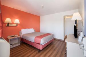 Queen Room - Disability Access - Roll in Shower room in Motel 6-Moses Lake WA