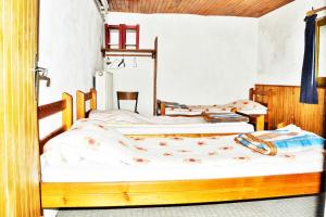 Auberges de jeunesse Chalet le Genepy with amazing views! : Chambre Triple Basique avec Salle de Bains Commune