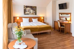 Deluxe Triple Room with shower room in AirPark Balice