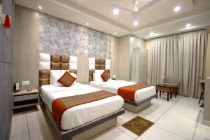 Hotel Galaxy Inn !! 5 Min From Nemcare Hospital !!