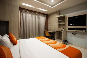 Hotel Galaxy Inn !! 5 Min From Nemcare Hospital !!