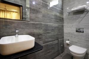 Hotel Galaxy Inn !! 5 Min From Nemcare Hospital !!