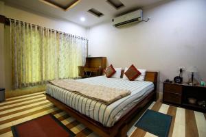 Hotel Galaxy Inn !! 5 Min From Nemcare Hospital !!