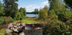 Strönhult farmhouse by the lake