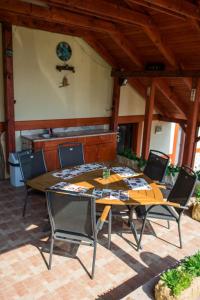 Chata Valca PATJA-v mesiacoch apríl až november pri prenajatí aj jedného apartmánu uzavrieme ostatné apartmány, aby ste si užili súkromie