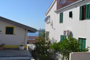 Holiday Apartment Lucic - SEA VIEW - Peaceful - Family Friendly - Near Beach