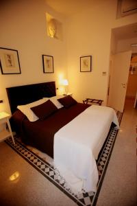 Quiet Double Room with Garden View and Balcony room in Residenza Mazzini