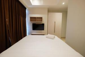 Comfortable and Modern 2BR Menteng Park Apartment By Travelio
