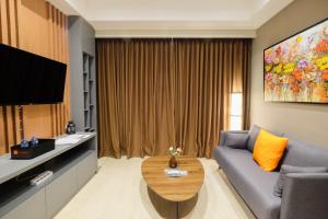 Comfortable and Modern 2BR Menteng Park Apartment By Travelio
