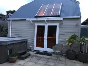 Karori Cottage - Island Bay