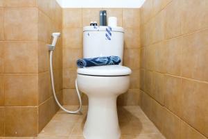 Cozy Studio Apartment Connected to Mall at Green Pramuka City By Travelio