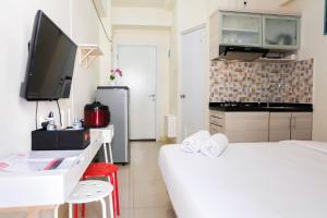 Cozy Studio Apartment Connected to Mall at Green Pramuka City By Travelio