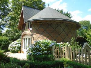 Maisons de vacances LE GITE DU COLOMBIER : Chambre Double - Vue sur Parc