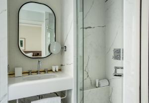 Family Suite with adjoining rooms room in Hotel de La Tamise - Esprit de France