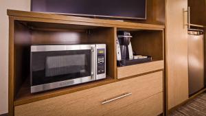 King Suite with Sofa Bed and Kitchenette - Wet Bar room in Best Western Plus Hudson I-94