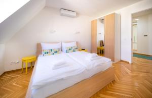 Three-Bedroom Apartment room in Luxurious Woodrow Wilson apt in Prague centre