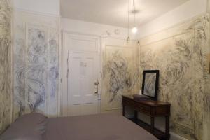 Double Room with Shared Bathroom room in Carlton Arms Hotel