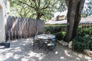 B&B / Chambres d'hotes La Bastide de Ganay : Appartement - Vue sur Jardin