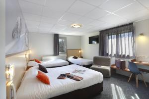 Hotels Logis Relais Des Puys : photos des chambres