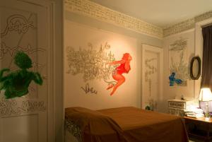 Triple Room with Shared Bathroom room in Carlton Arms Hotel
