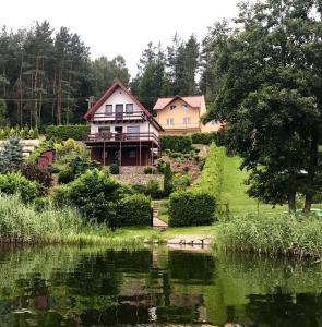 Dom nad brzegiem jeziora