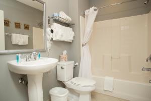 Corner Three-Bedroom Suite - Ocean Front room in Avista Resort