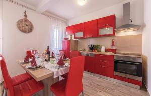2 Bedroom Gorgeous Apartment In Liznjan 