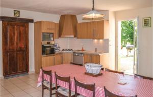 Maisons de vacances Three-Bedroom Holiday Home in Montfaucon : photos des chambres