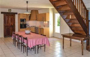 Maisons de vacances Three-Bedroom Holiday Home in Montfaucon : photos des chambres