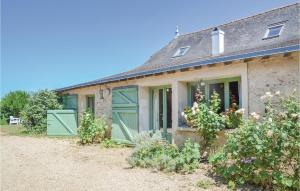 Maisons de vacances Stunning Home In St Jean Des Mauvrets With Kitchen : photos des chambres