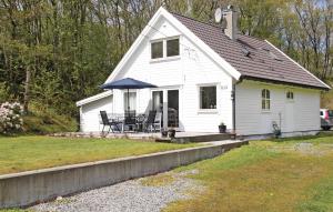Four-Bedroom Holiday home Røyksund with a Fireplace 09